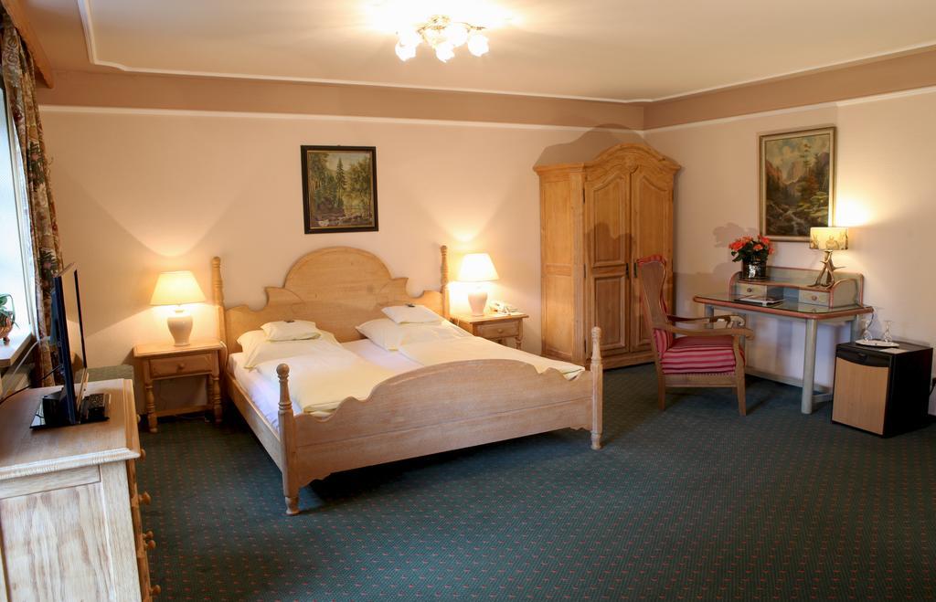 جارمش بارتنكيرشن Hotel Edelweiss Garni الغرفة الصورة