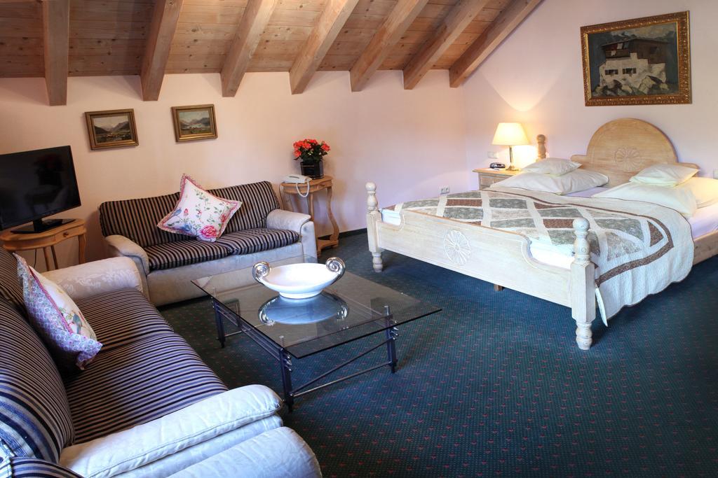 جارمش بارتنكيرشن Hotel Edelweiss Garni الغرفة الصورة